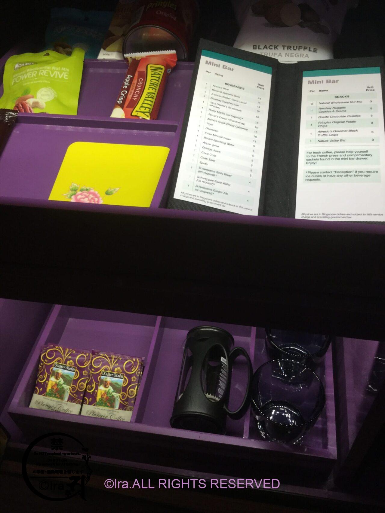 シンガポールで人気のプラナカンホテルHOTEL INDIGO SINGAPORE KATONGの部屋の無料ティーバッグやお菓子と冷蔵庫の中身の説明など