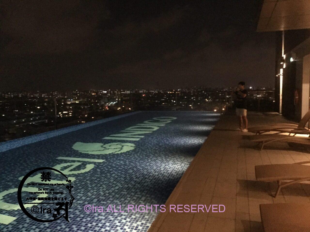 シンガポールで人気のプラナカンホテルHOTEL INDIGO SINGAPORE KATONGの屋上プール夜
