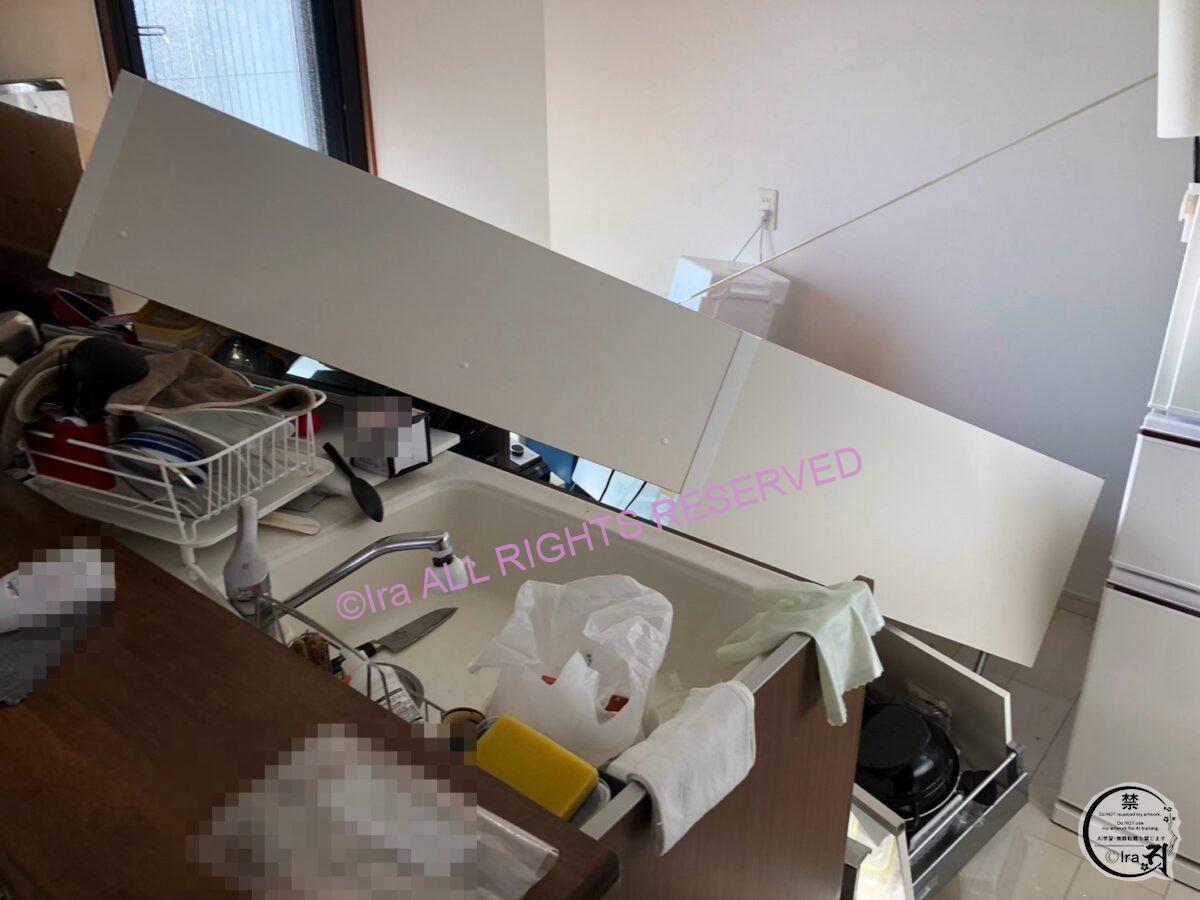 令和8年熊本地震。熊本市の崩壊したキッチン写真