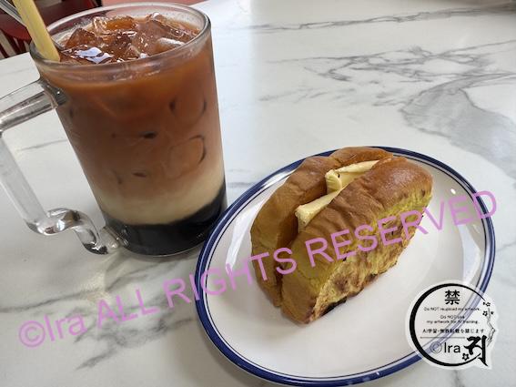 カヤジャムと厚切りバターを挟む「Roti Kahwin」。ブルネイのカフェで撮影