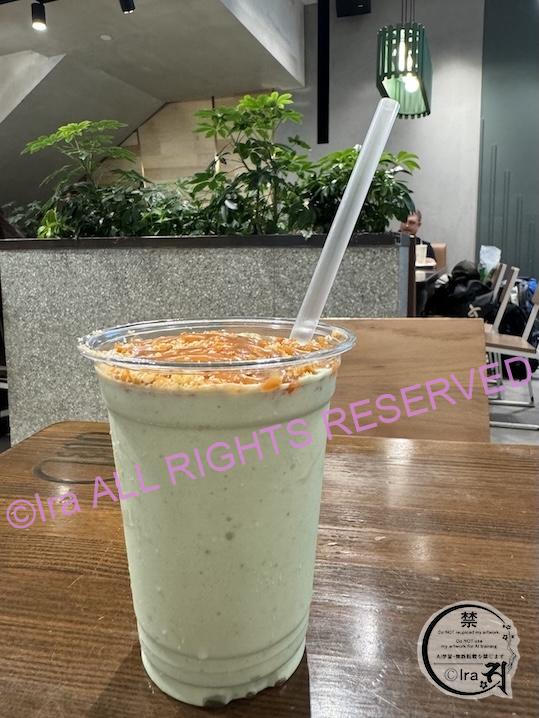 Shake Shackのシンガポール限定Pandan Shake（パンダン シェイク）。チャンギ国際空港で撮影