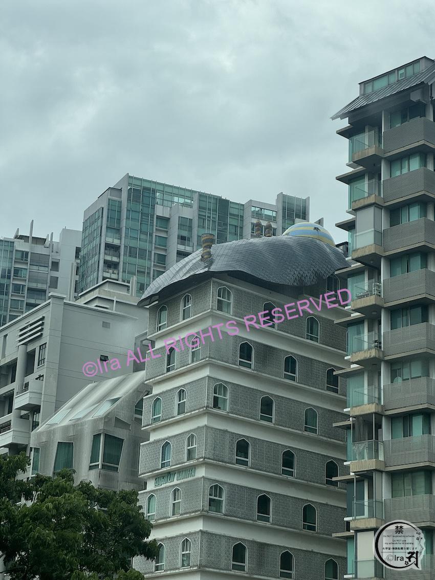 Haniffa Building / House of Haniffa。シンガポールの有名テキスタイル・衣料品企業「Haniffa」の会長であるO.K. モハメド・ハニファ氏が、自身の大家族（家族15人とヘルパー5人）の住居として建設したプライベートな建物