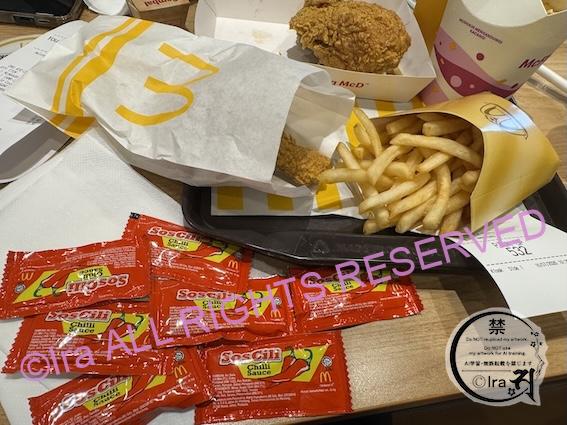 ブルネイのマクドナルド。注文した商品数よりも多い数のチリソースがついてくる。ポテト・チキン・ドリンク他。