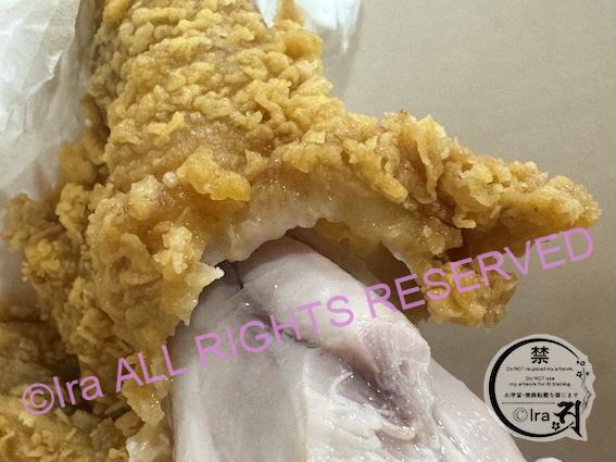 お得な55%off Popeyes Singaporeは9/21-10/11まで。クリスマスのチキン先取り気分。会員登録不要 IMG 6979 ポパイズ(Popeyes Singapore)の「CHICKEN MANIA BUCKET」のチキンで、衣をひっぱりだした拡大写真。2026/9/22 Ira撮影