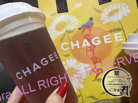 シンガポール限定のCHAGEEドリンクの感想「渋い。シワが・・・。Chrysanthemum」|菊花茶と黒茶。黄色バッグはOK a051cb14584e189568d5914ebaba6e60 「Chrysanthemum Series(菊花茶シリーズ)」は、シンガポール在住のイラストレーター・Lauren Cheung(@dirtydoodies)とコラボレーションしたシンガポール限定(Singapore-exclusive)のコレクション