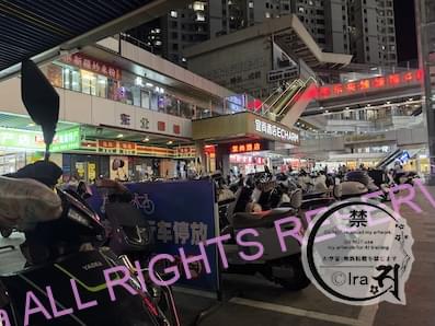 中国海南島のバイク置き場